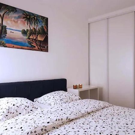 Pretty And Neat Bedroom In My Cosy Appartment. Puteaux Exteriör bild