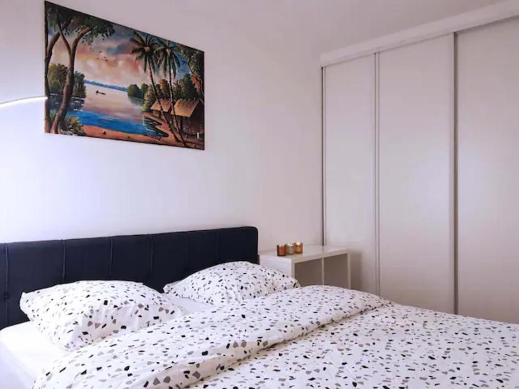 Pretty And Neat Bedroom In My Cosy Appartment. Puteaux Exteriör bild